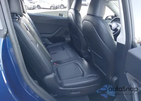 2024 Tesla Model Y Long Range Dual Motor All-Wheel Drive z USA, uszkodzony, nr VIN 7SAYGAEE4RF202351